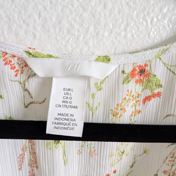 H&M Short V-neck Blouse Floral Women  Size Large - Picture 5 of 7